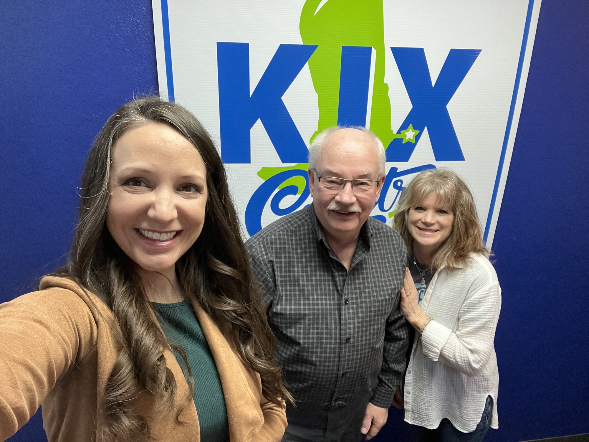 Sponsor of AmeriTowne visits KIX Country